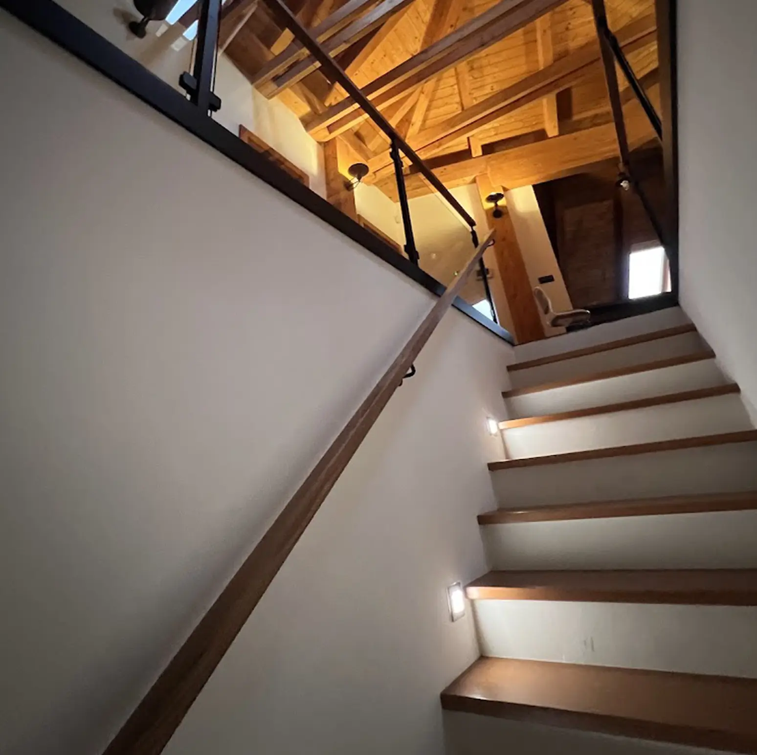 Zábradlí na míru z kovu, skla a dubového madla v rodinném domě – Rosice u Brna