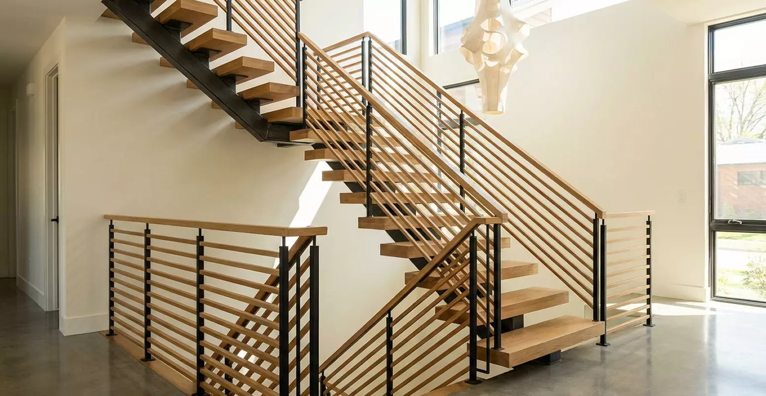 Zabradli ke schodisti ze dreva